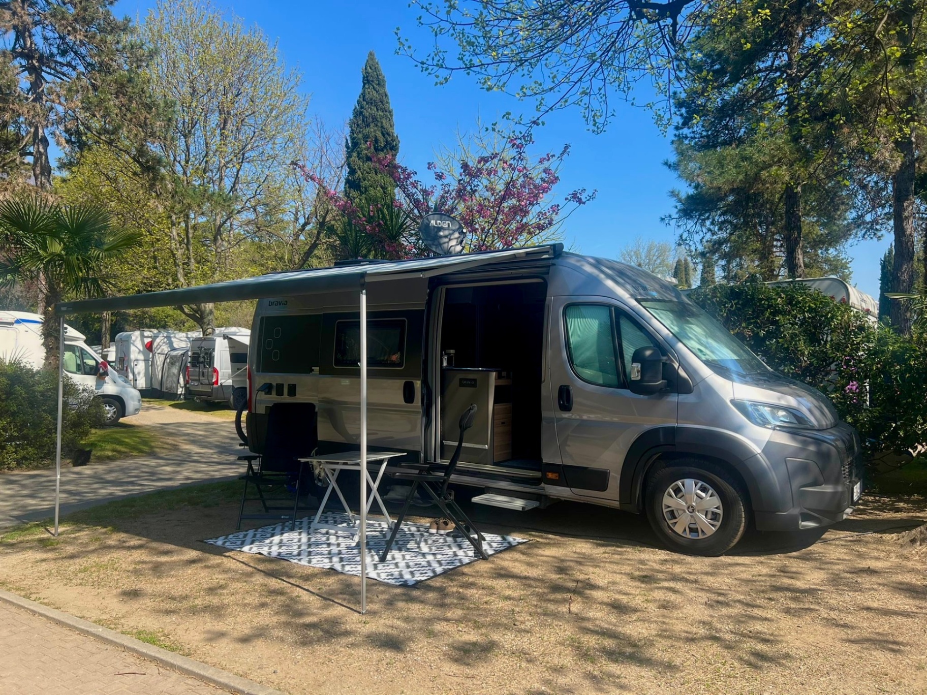 Premium Wohnmobil in den Alpen bei Sonnenaufgang